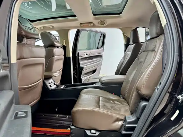 Lincoln MKT 2010