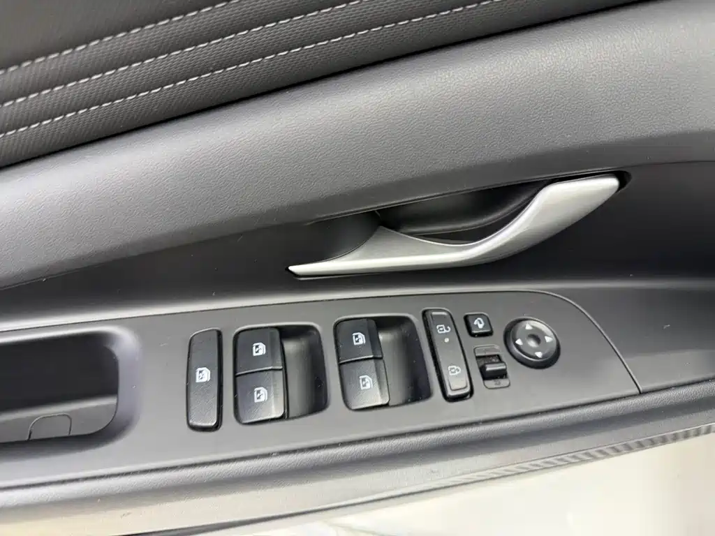Hyundai Elantra 2023 — фото 11