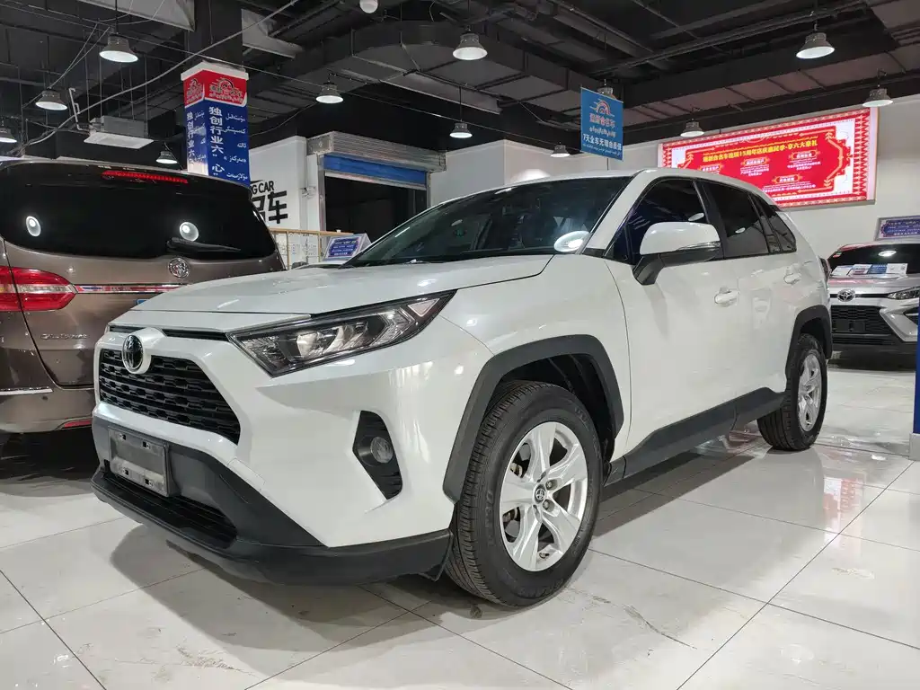 Toyota RAV4 2022 — фото 1