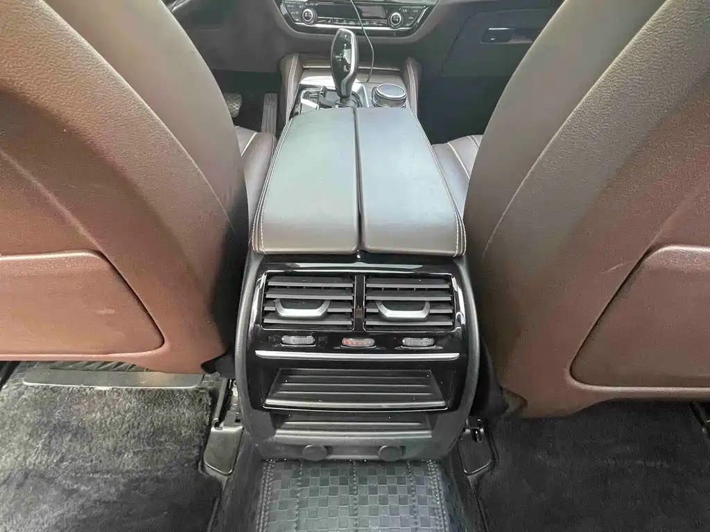 BMW 5 Series 2018 — фото 14