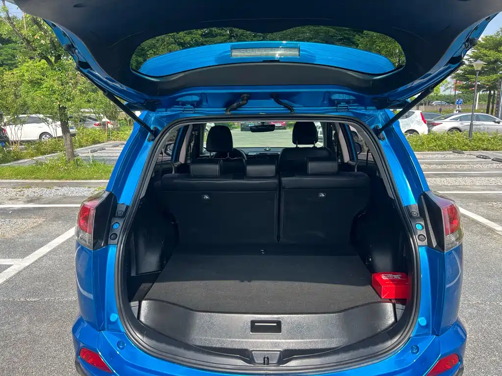 Toyota RAV4 2016 — фото 10