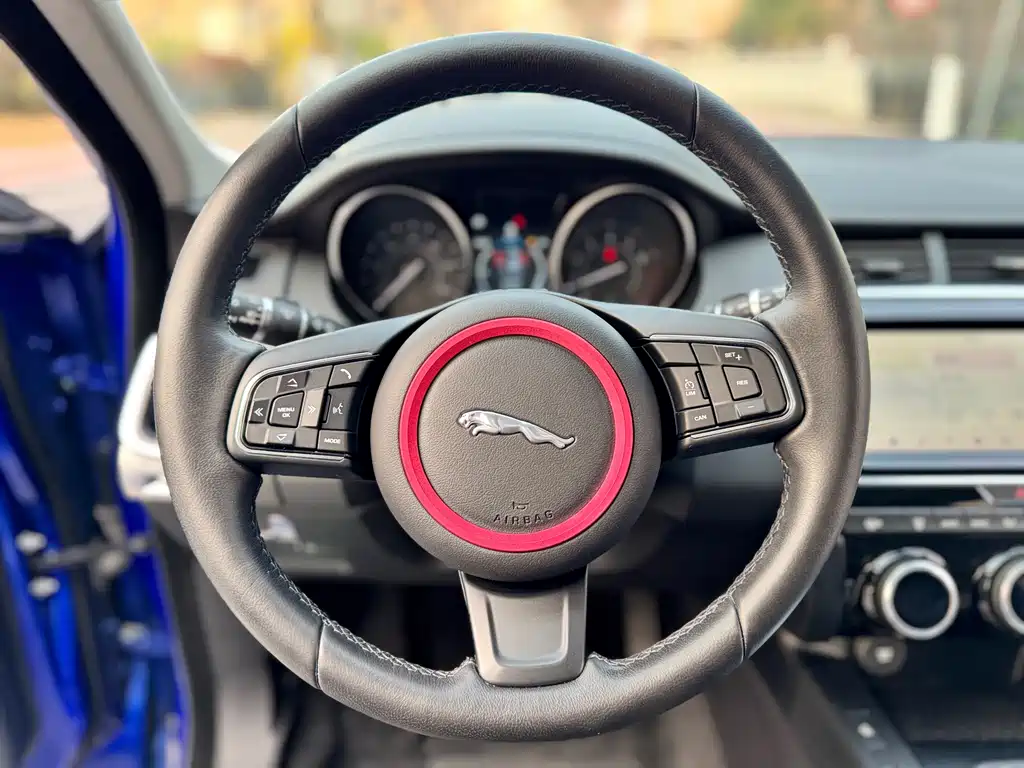 Jaguar E-PACE 2019 — фото 13