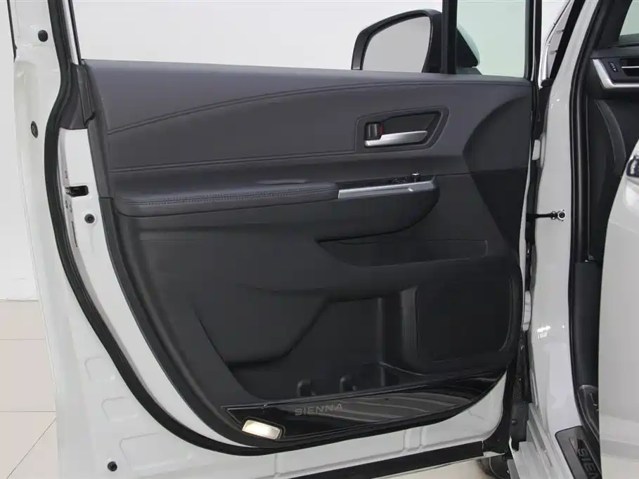 Toyota Sienna 2023 — фото 15