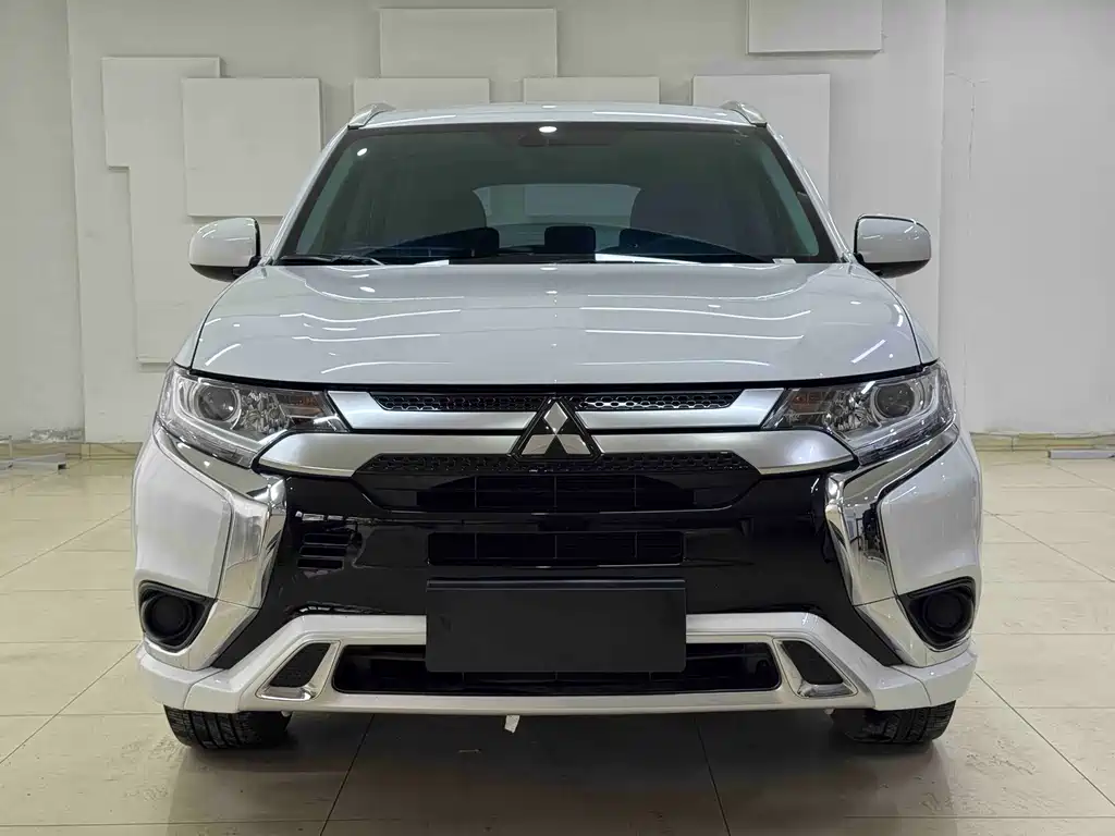 Mitsubishi Outlander 2022 — фото 2