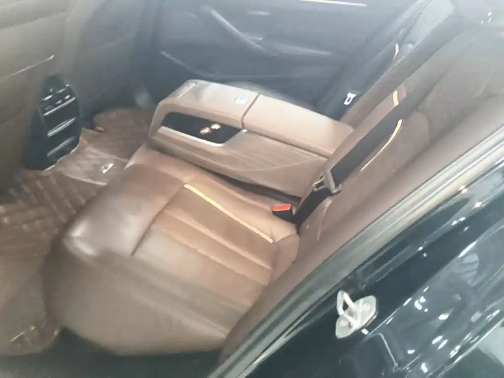 BMW 5 Series 2019 — фото 17