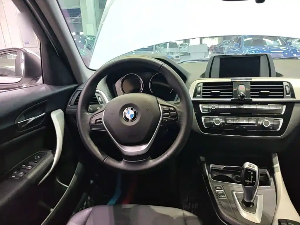 BMW 1 Series 2019 — фото 11