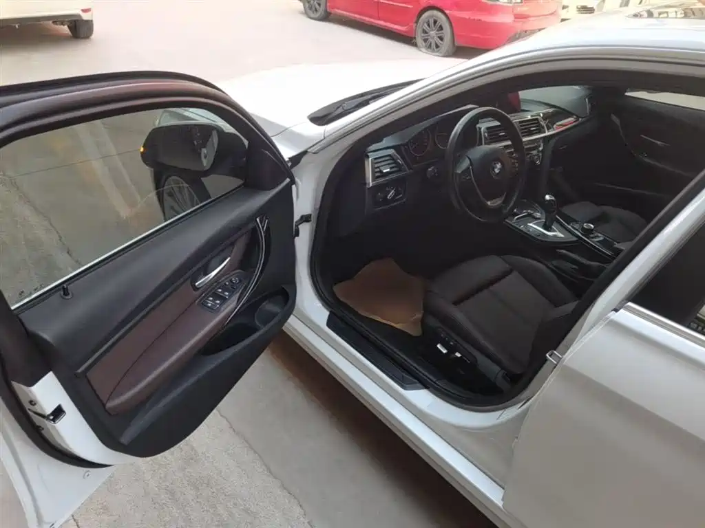 BMW 3 Series 2018 — фото 16