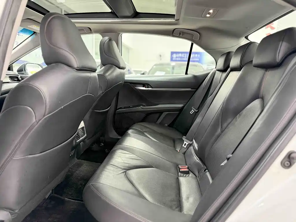 Toyota Camry 2018 — фото 6