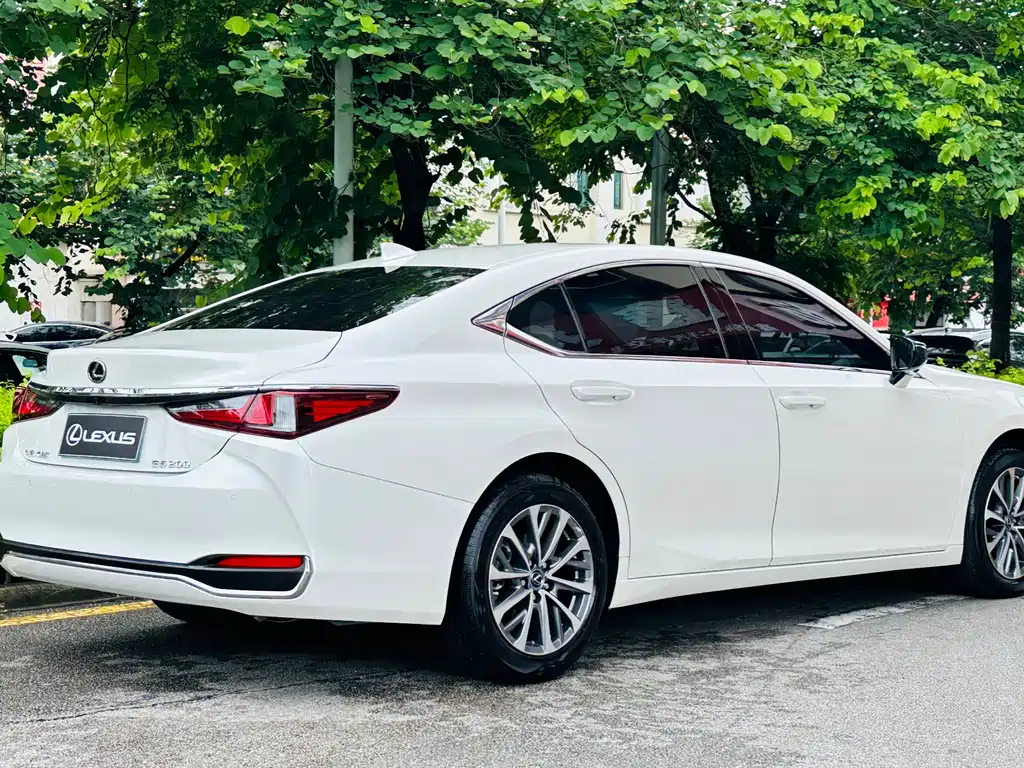 Lexus ES 2023