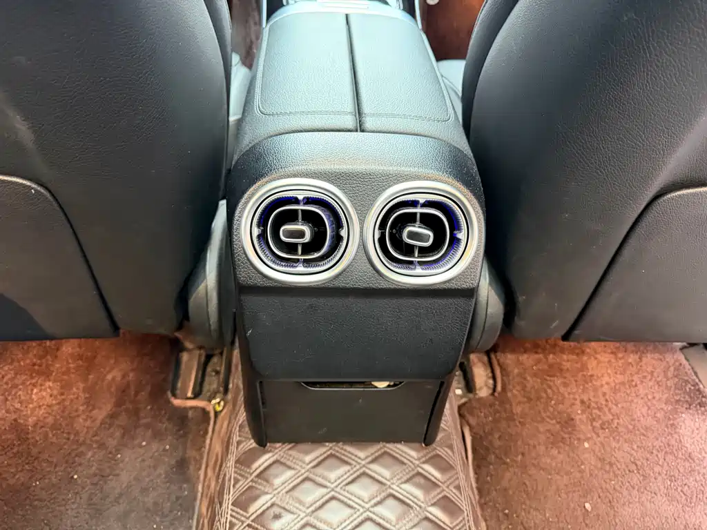 Mercedes-Benz C-Class 2023 — фото 13