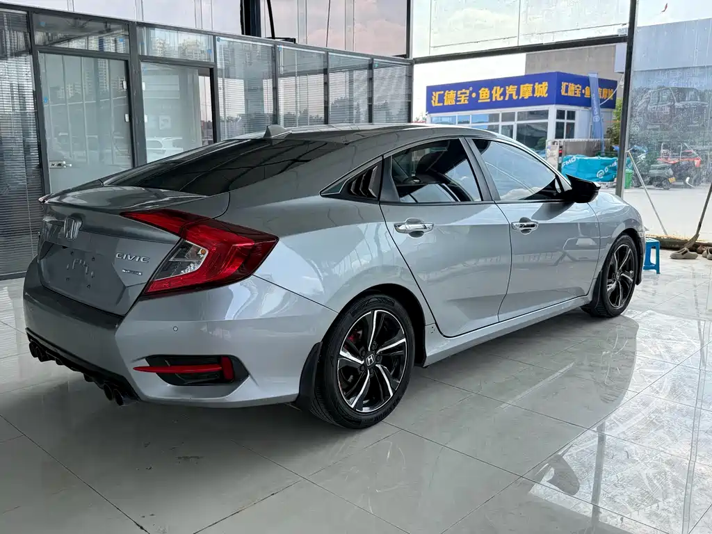 Honda Civic 2018 — фото 10