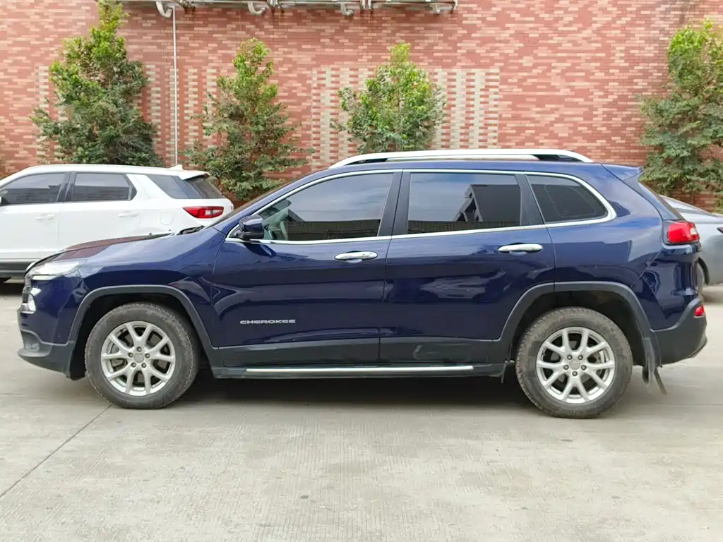 Jeep Cherokee 2017 — фото 11