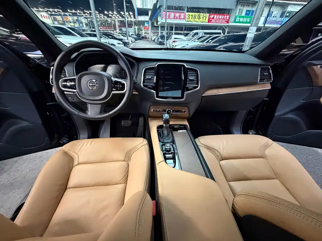 Volvo XC90 2018 — фото 18