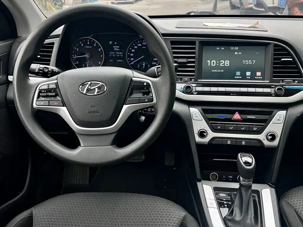 Hyundai Elantra 2018 — фото 10