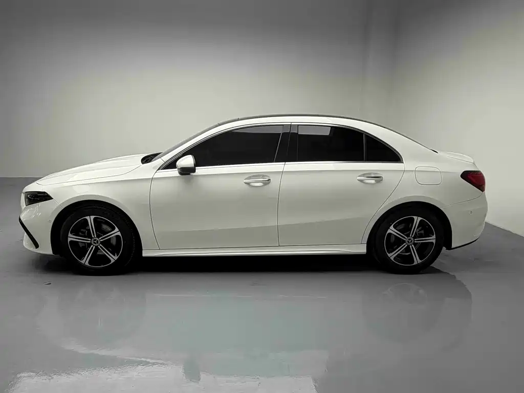 Mercedes-Benz A-Class 2024 — фото 11