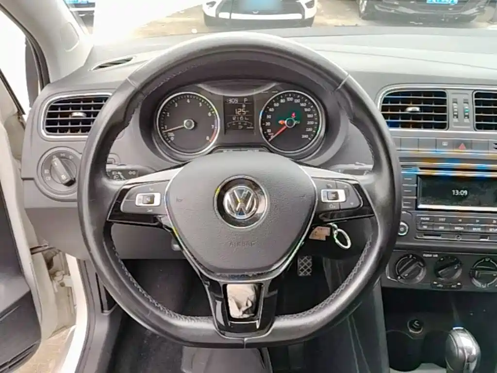 Volkswagen Polo 2016 — фото 11