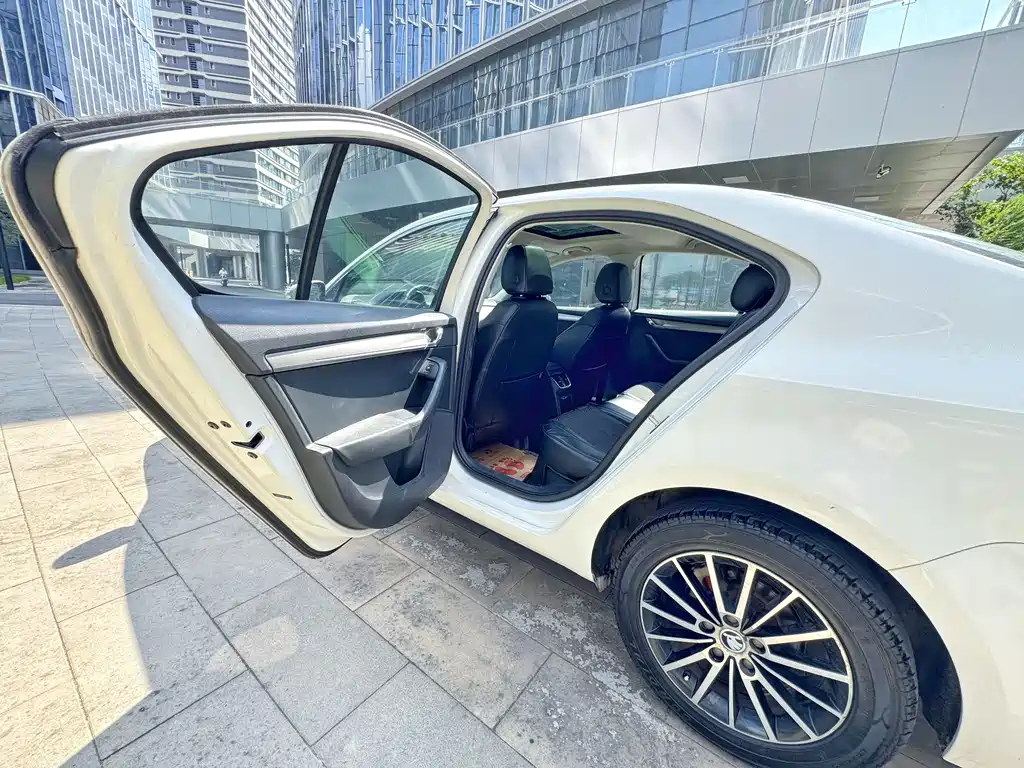 Skoda Octavia 2018 — фото 14