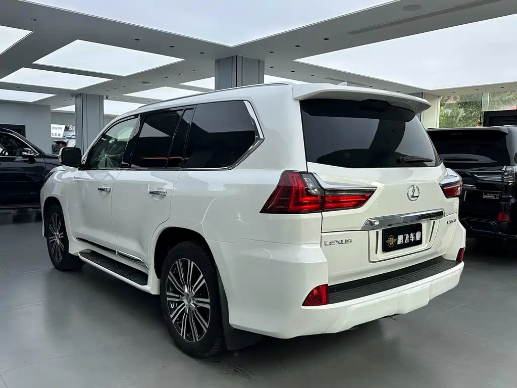 Lexus LX 2017 — фото 22