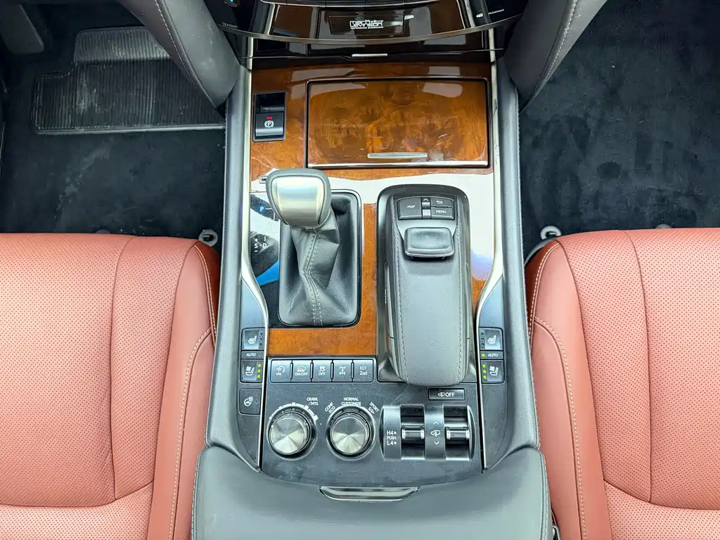 Lexus LX 2017 — фото 19