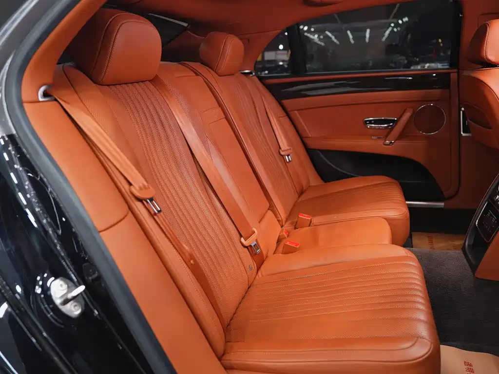 Bentley Flying Spur 2018 — фото 11