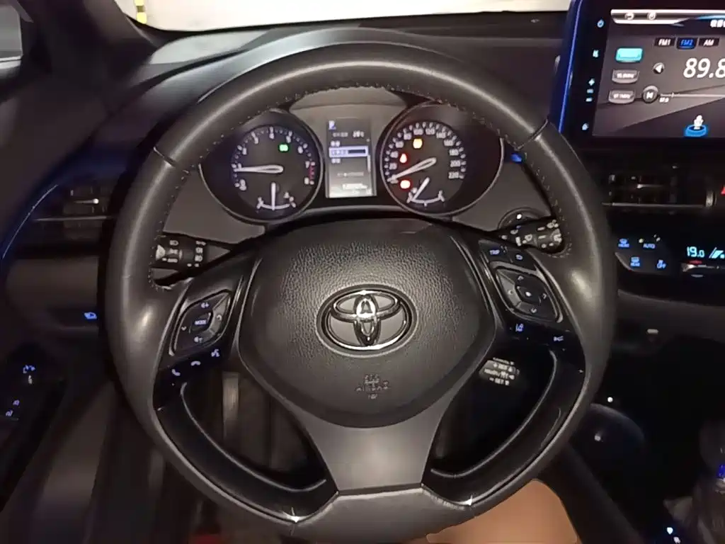 Toyota C-HR 2020 — фото 11