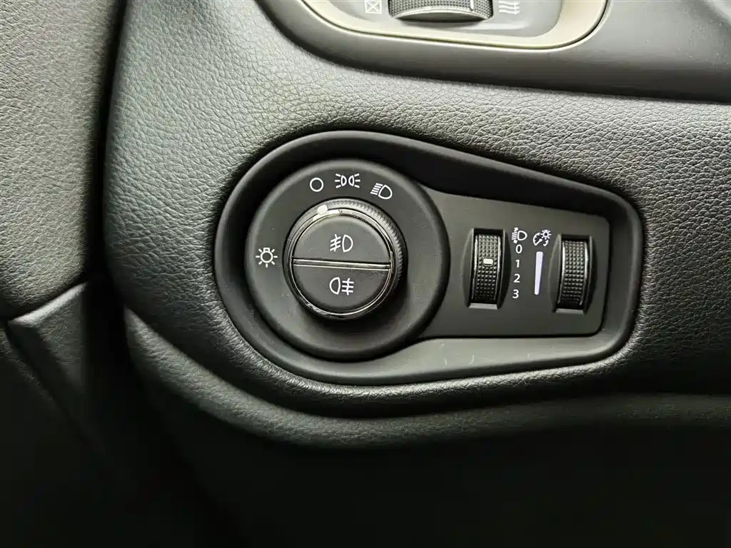 Jeep Renegade 2016 — фото 21