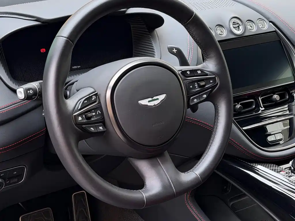 Aston Martin DBX 2024