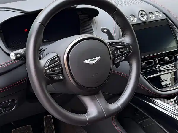 Aston Martin DBX 2024