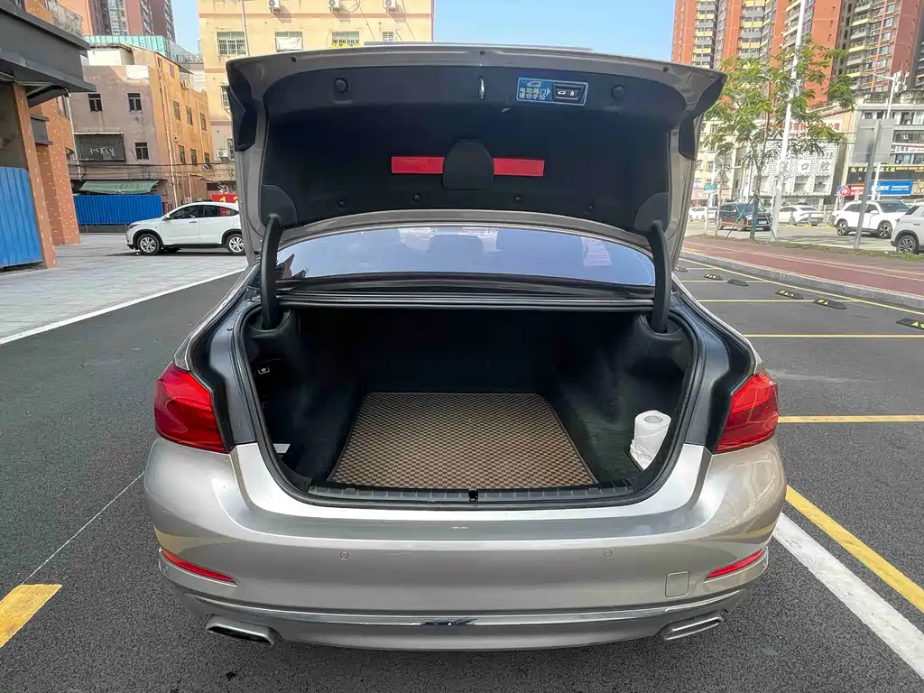 BMW 5 Series 2018 — фото 19