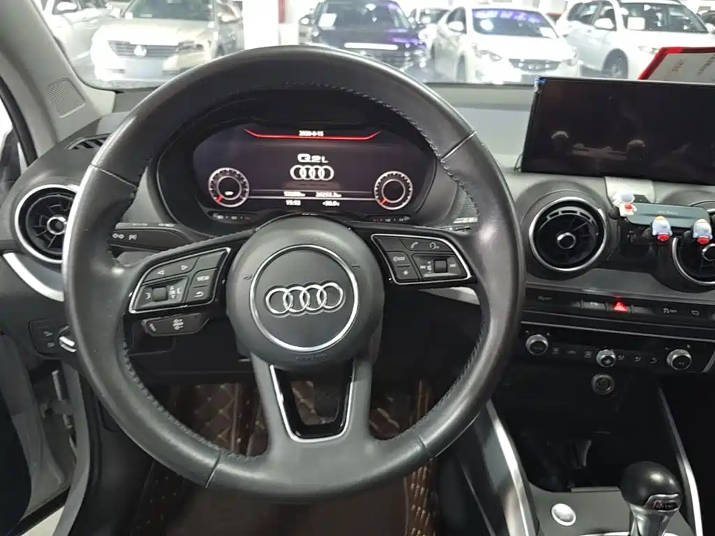 Audi Q2L 2019 — фото 11