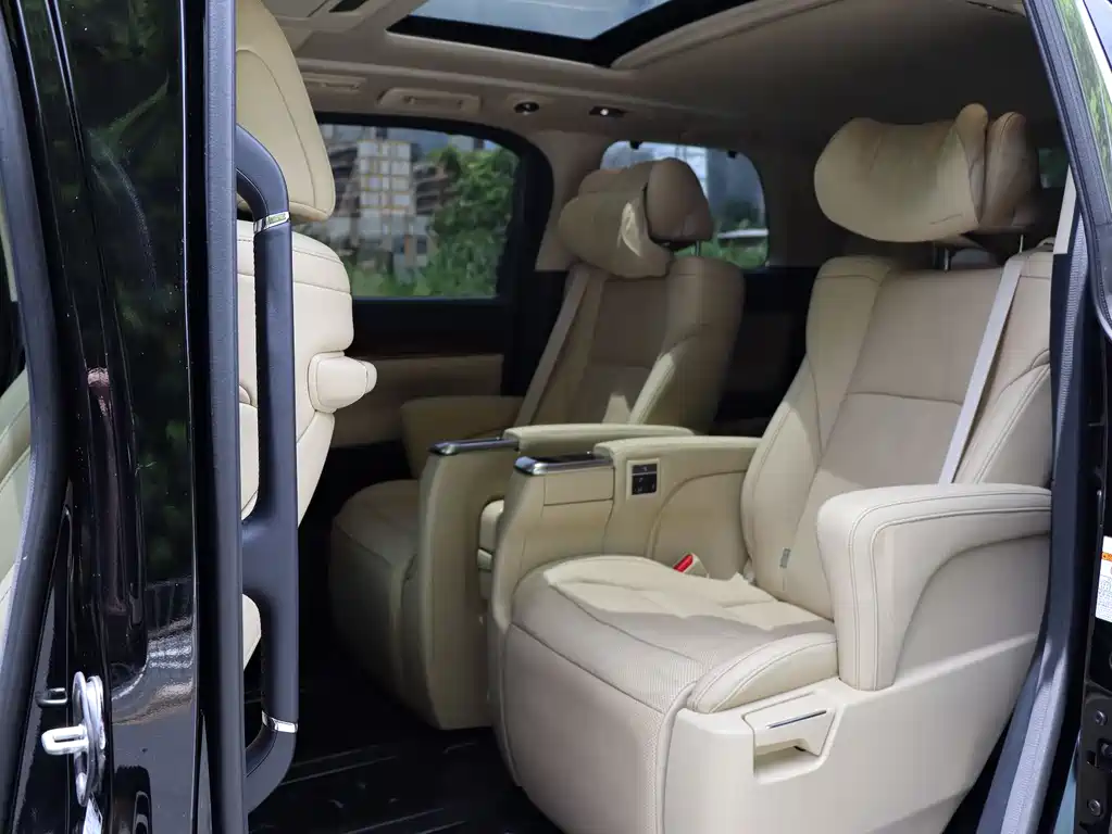 Toyota Alphard 2022 — фото 11