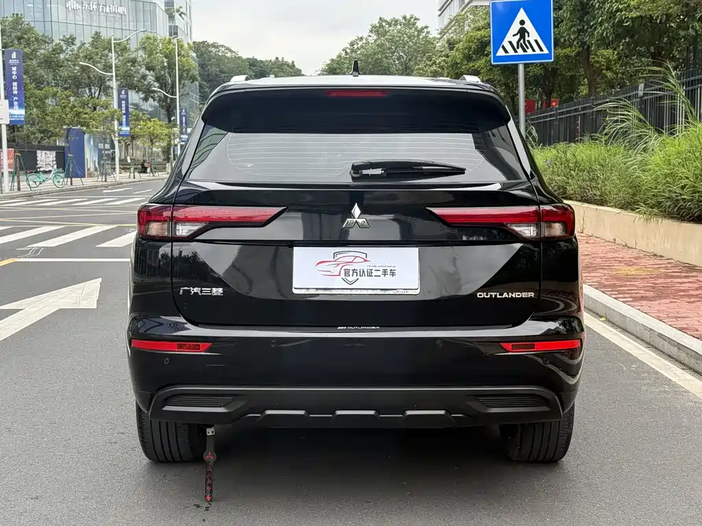 Mitsubishi Outlander 2023 — фото 18