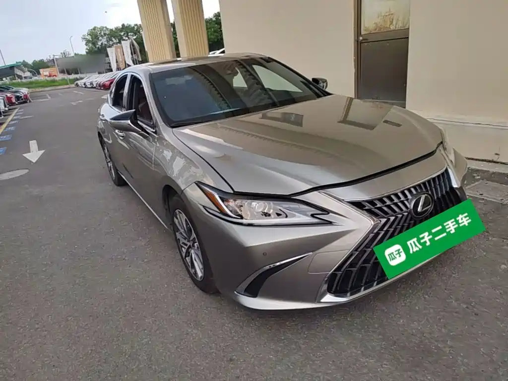 Lexus ES 2024