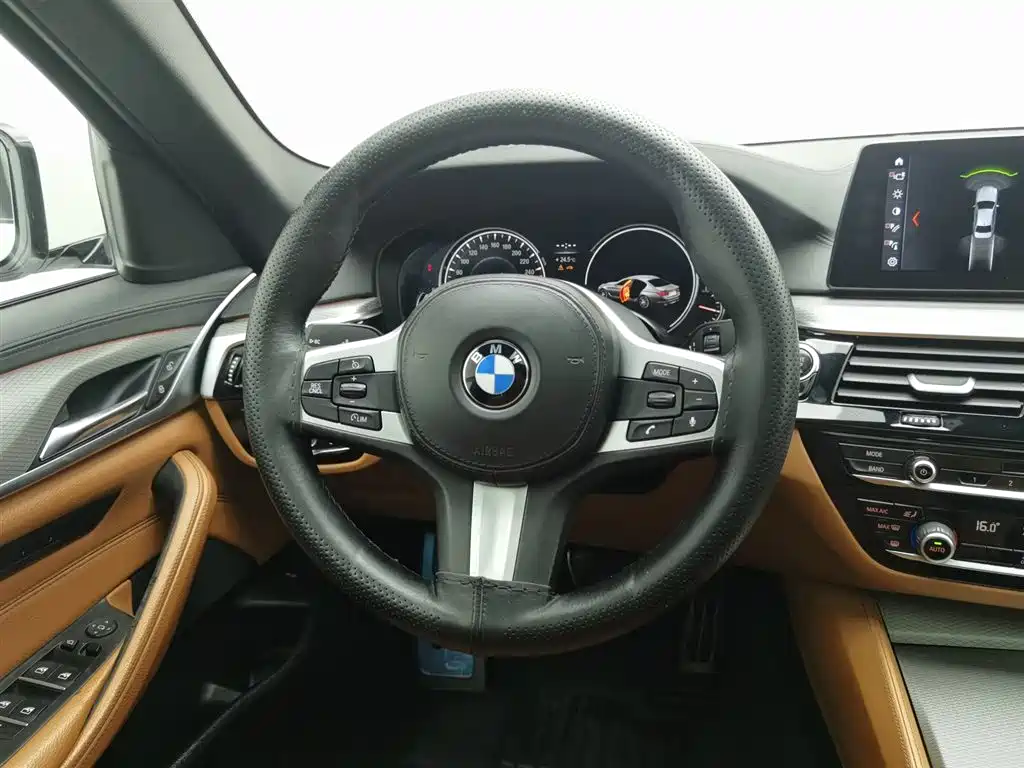 BMW 5 Series 2018 — фото 11