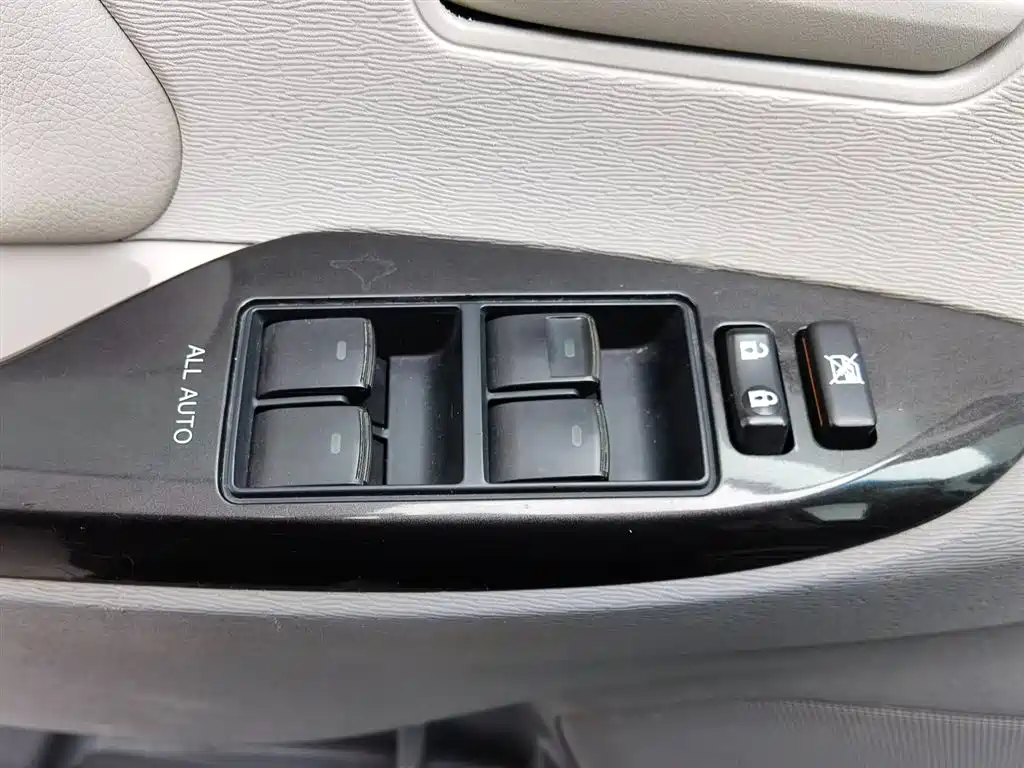 Toyota Sienna 2014 — фото 21