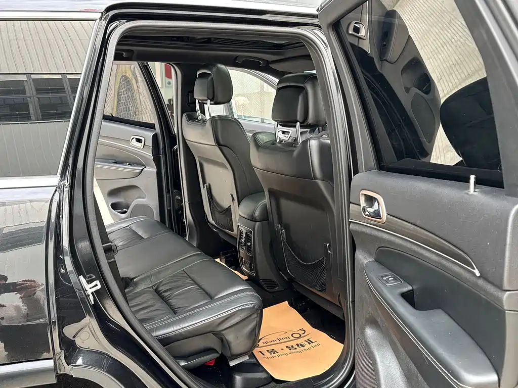 Jeep Grand Cherokee 2016 — фото 16