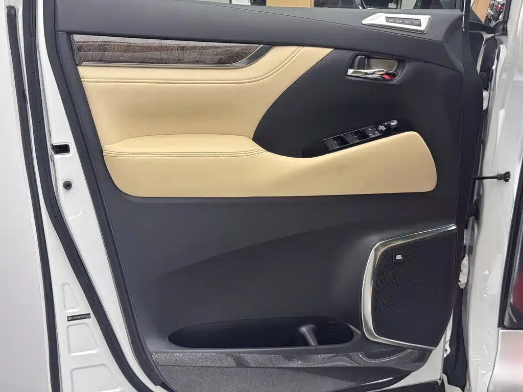 Toyota Vellfire 2022 — фото 12