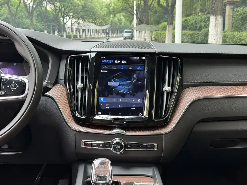 Volvo XC60 2022 — фото 12
