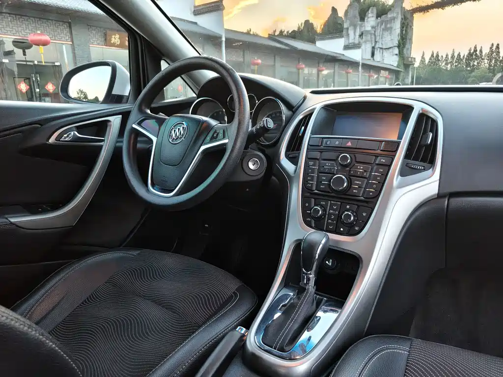 Buick Excelle 2015 — фото 8
