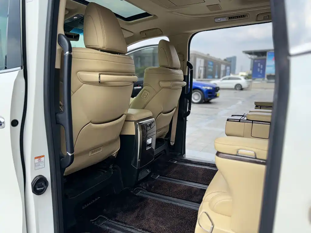 Toyota Vellfire 2022 — фото 10