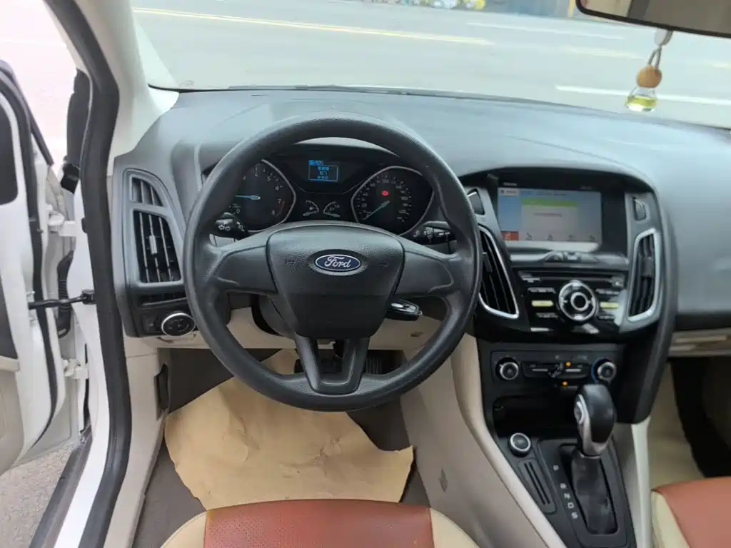 Ford Focus 2018 — фото 11
