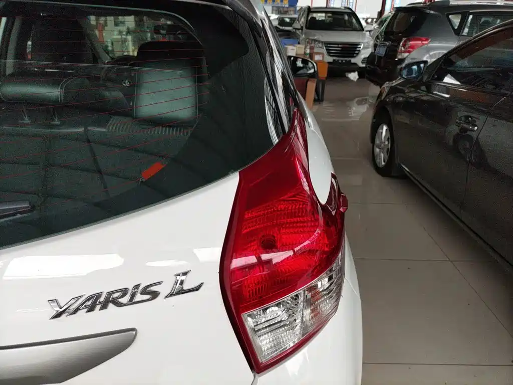 Toyota Yaris L 2015 — фото 8