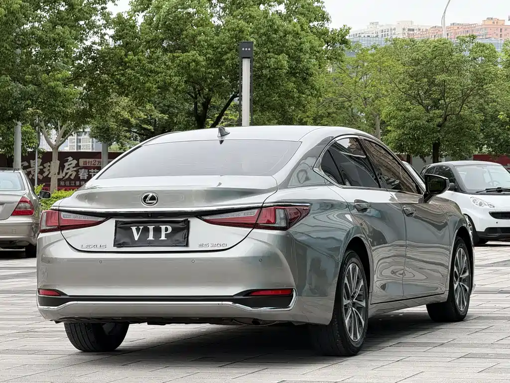 Lexus ES 2023
