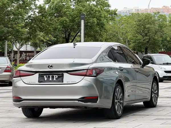 Lexus ES 2023
