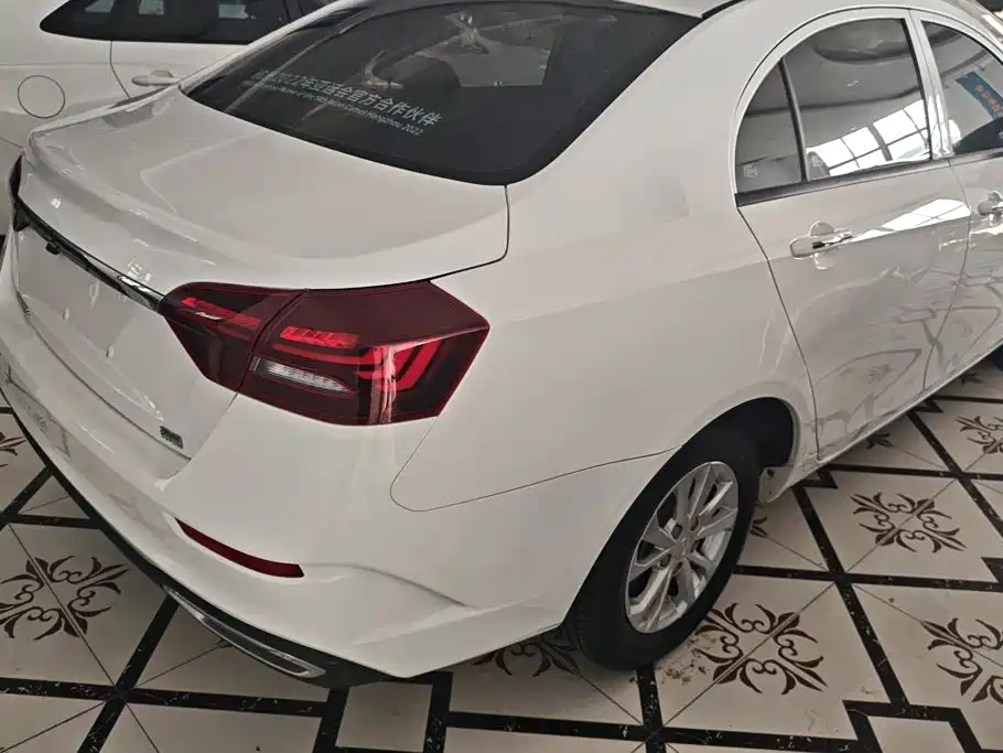 Geely Emgrand 2021