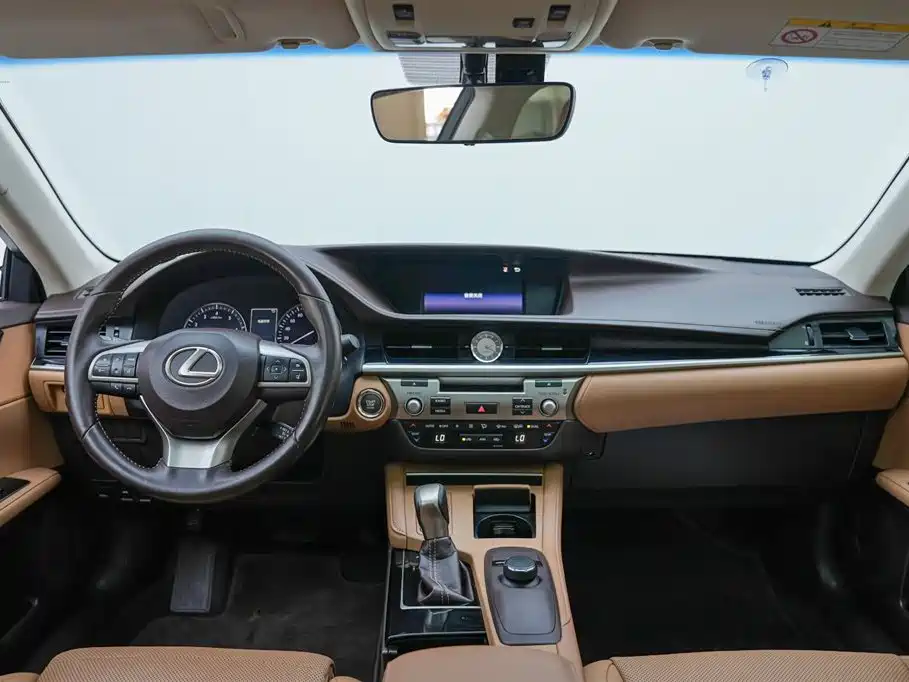 Lexus ES 2017 — фото 9