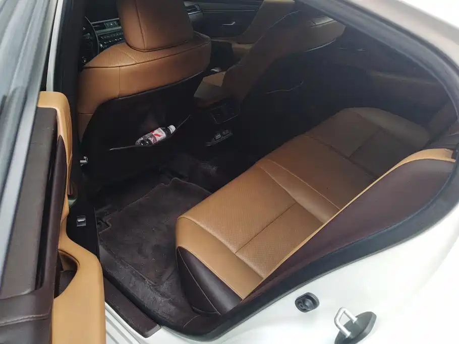 Lexus ES 2020 — фото 11