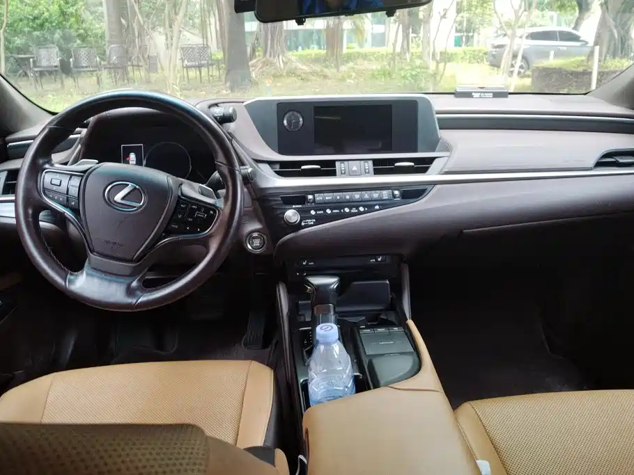 Lexus ES 2020 — фото 12