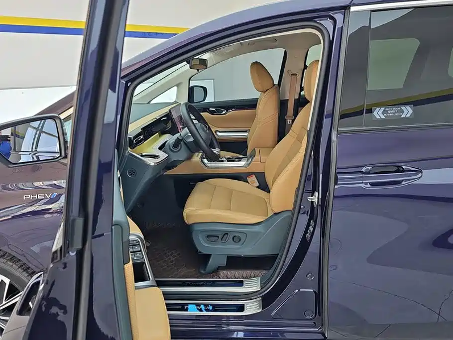 GAC Trumpchi E8 PHEV 2024 — фото 9