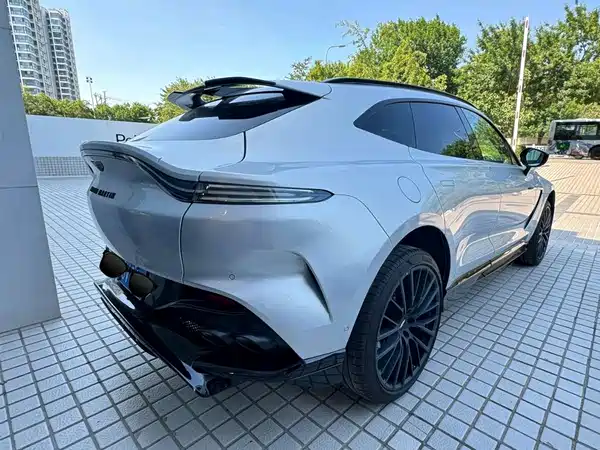 Aston Martin DBX 2023